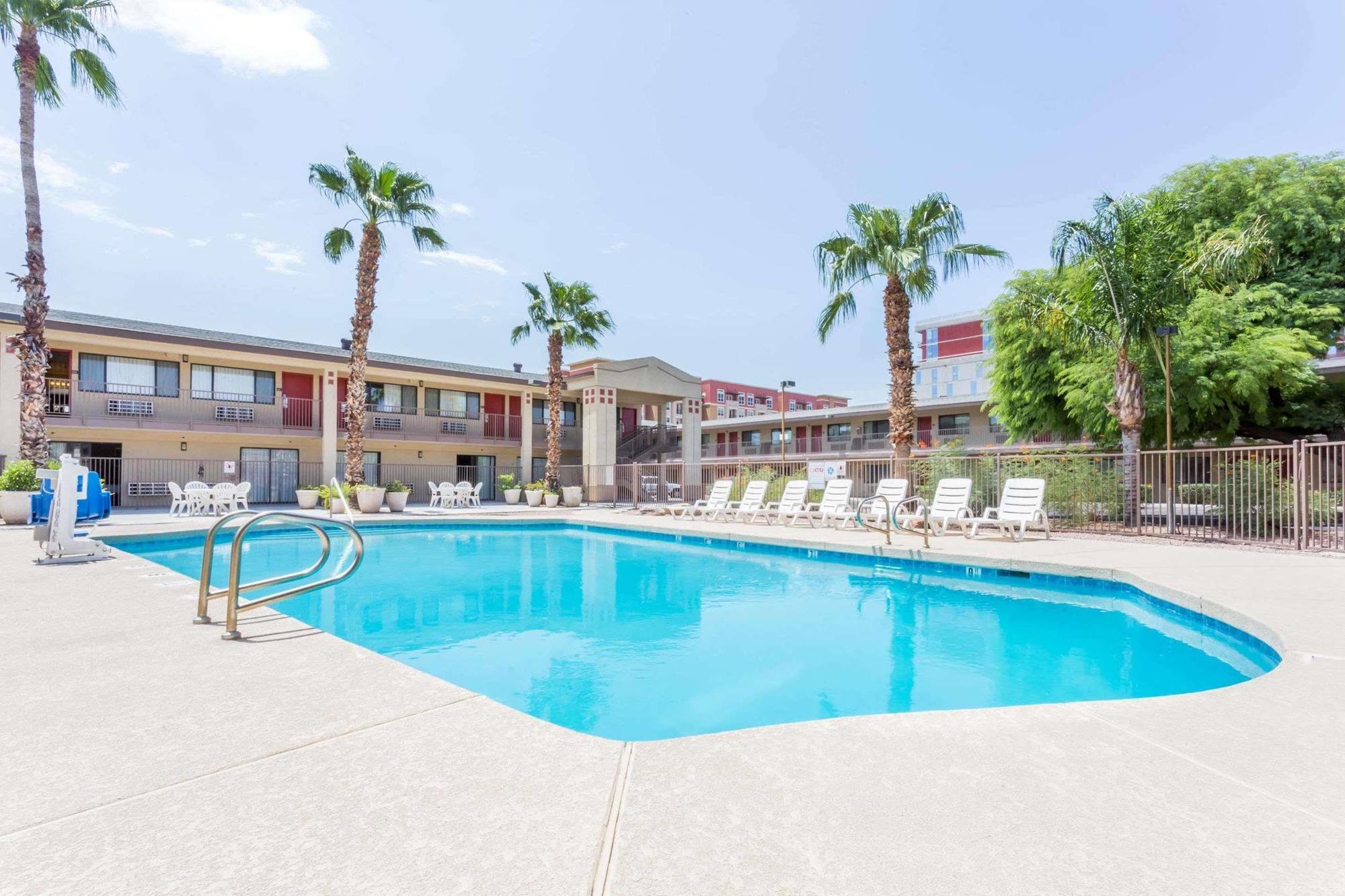 Super 8 By Wyndham Tempe/Asu/Airport Hotel Exterior photo